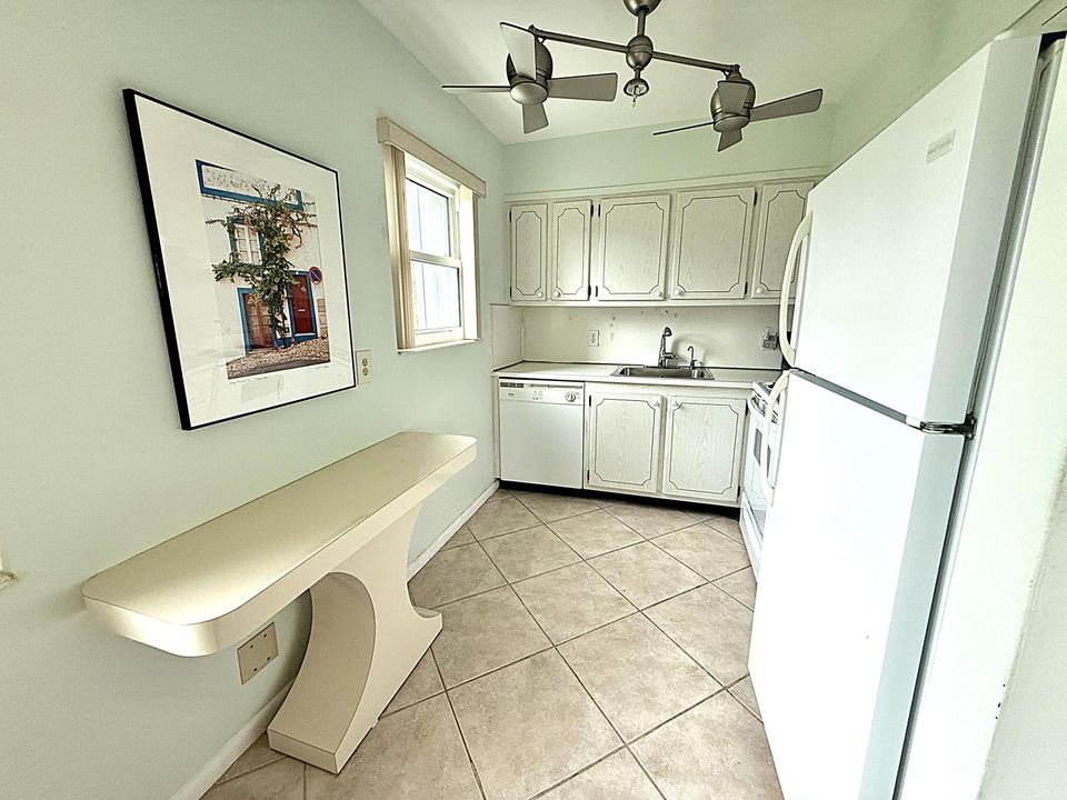 For Sale: $130,000 (2 beds, 1 baths, 820 Square Feet)