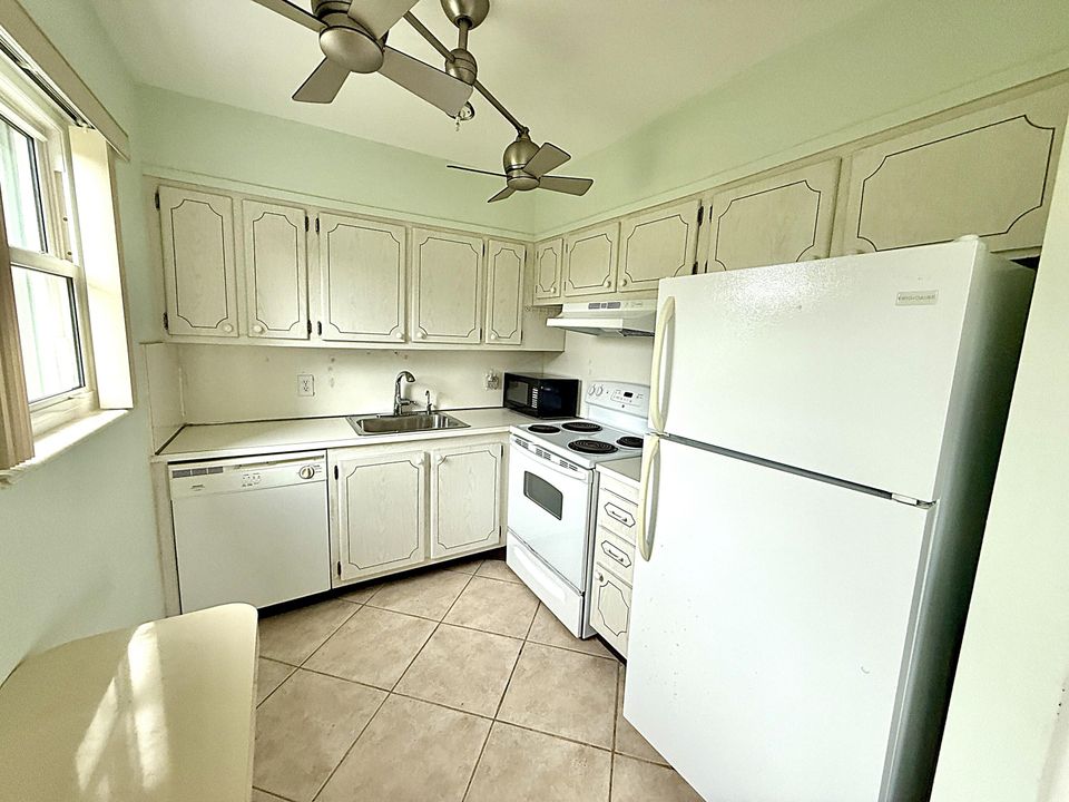 For Sale: $130,000 (2 beds, 1 baths, 820 Square Feet)