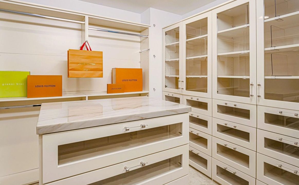 En Venta: $1,250,000 (3 camas, 2 baños, 2603 Pies cuadrados)