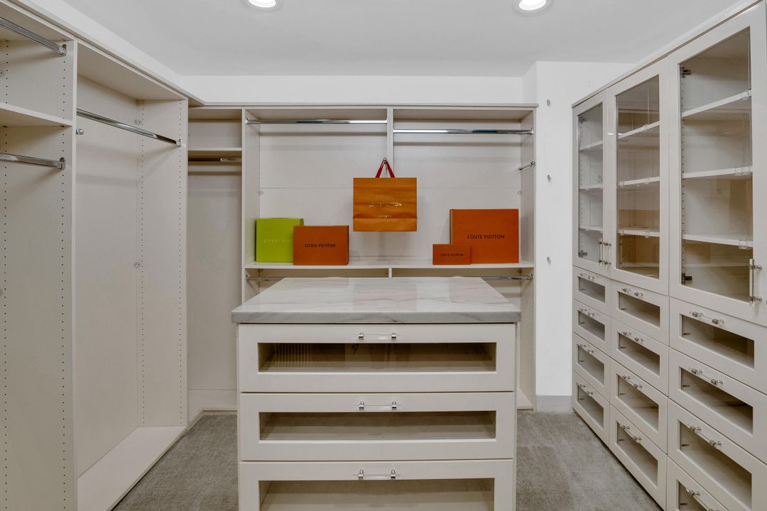 En Venta: $1,250,000 (3 camas, 2 baños, 2603 Pies cuadrados)