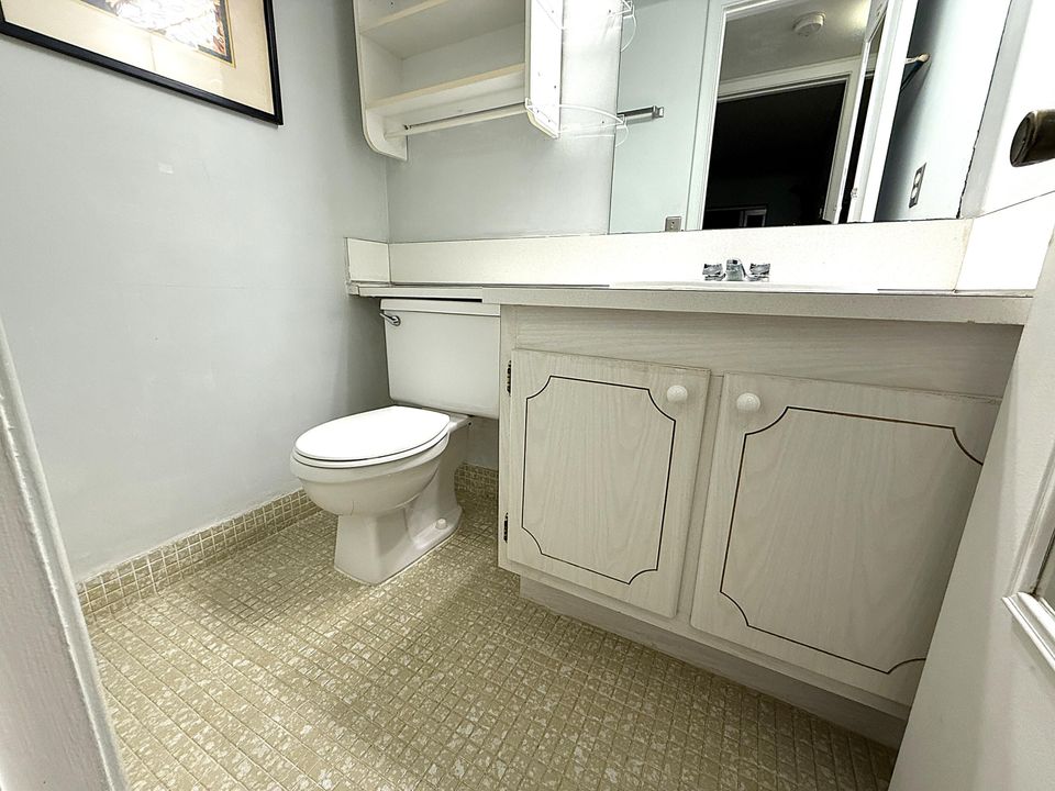 For Sale: $130,000 (2 beds, 1 baths, 820 Square Feet)