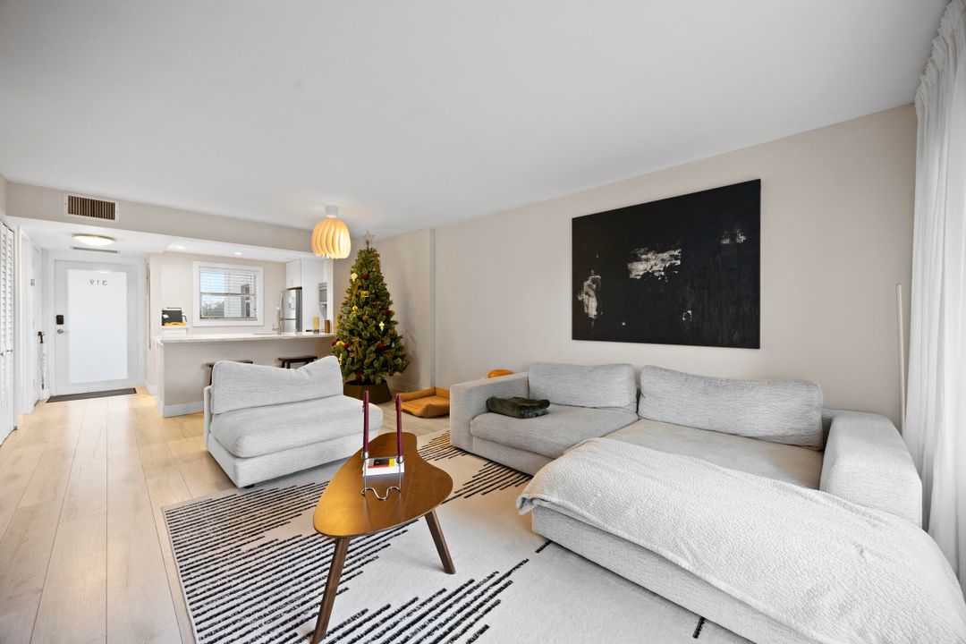 待售: $279,000 (1 贝兹, 1 浴室, 815 平方英尺)