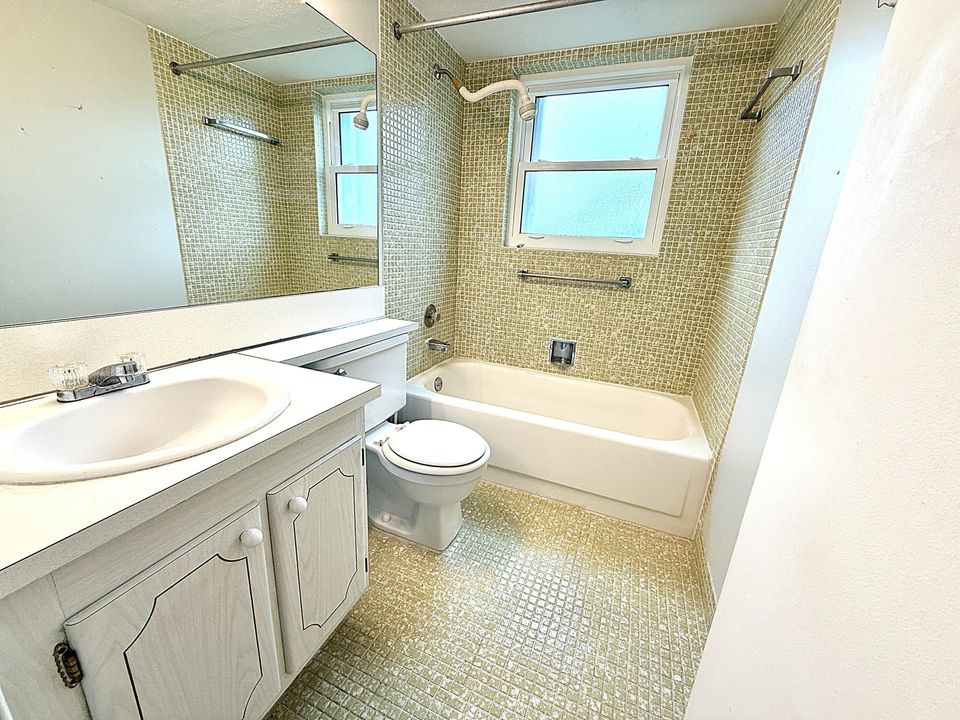 For Sale: $130,000 (2 beds, 1 baths, 820 Square Feet)