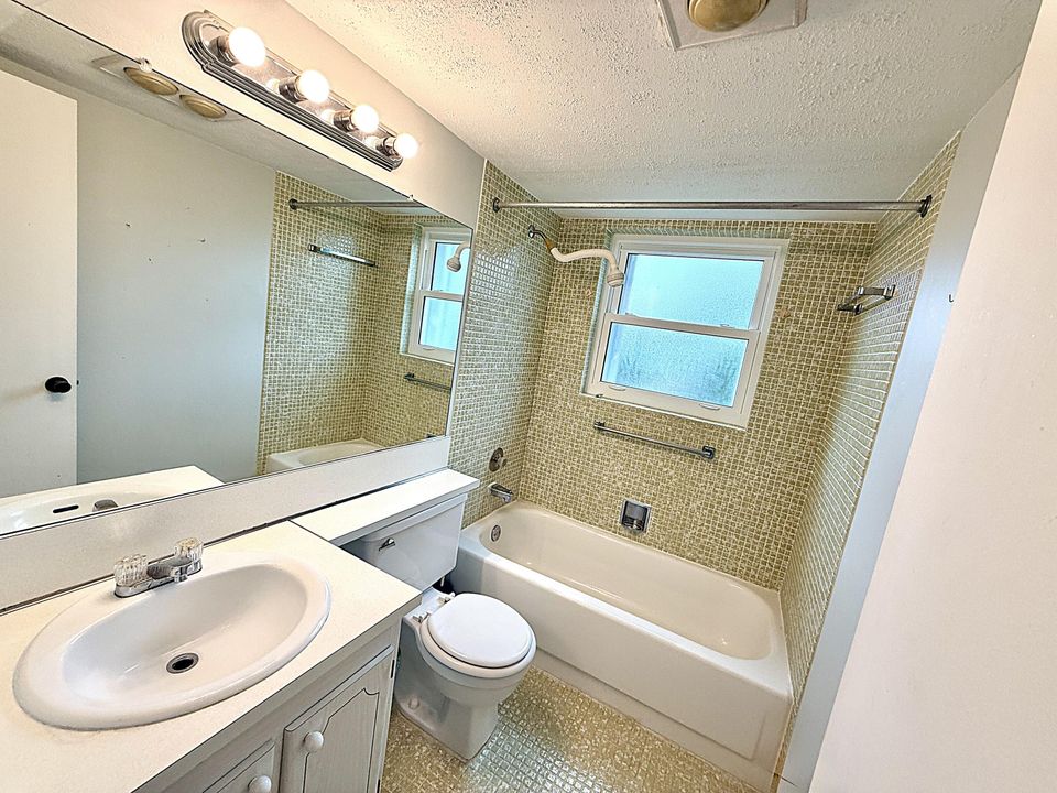For Sale: $130,000 (2 beds, 1 baths, 820 Square Feet)