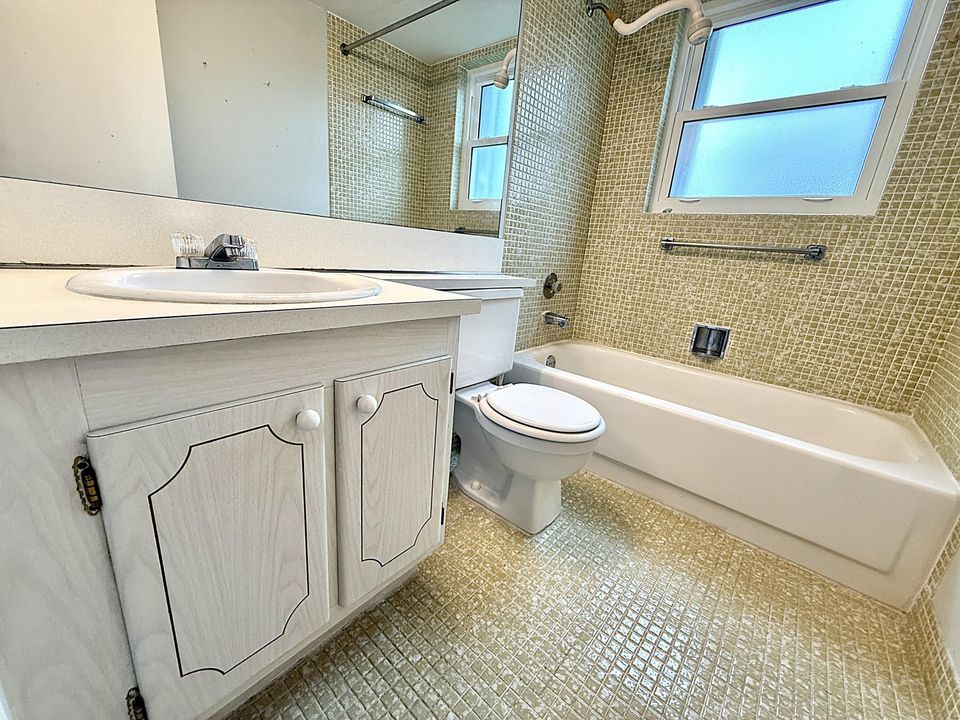 For Sale: $130,000 (2 beds, 1 baths, 820 Square Feet)