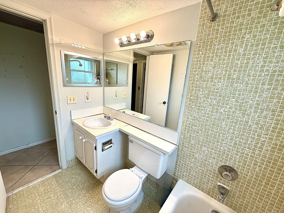 For Sale: $130,000 (2 beds, 1 baths, 820 Square Feet)