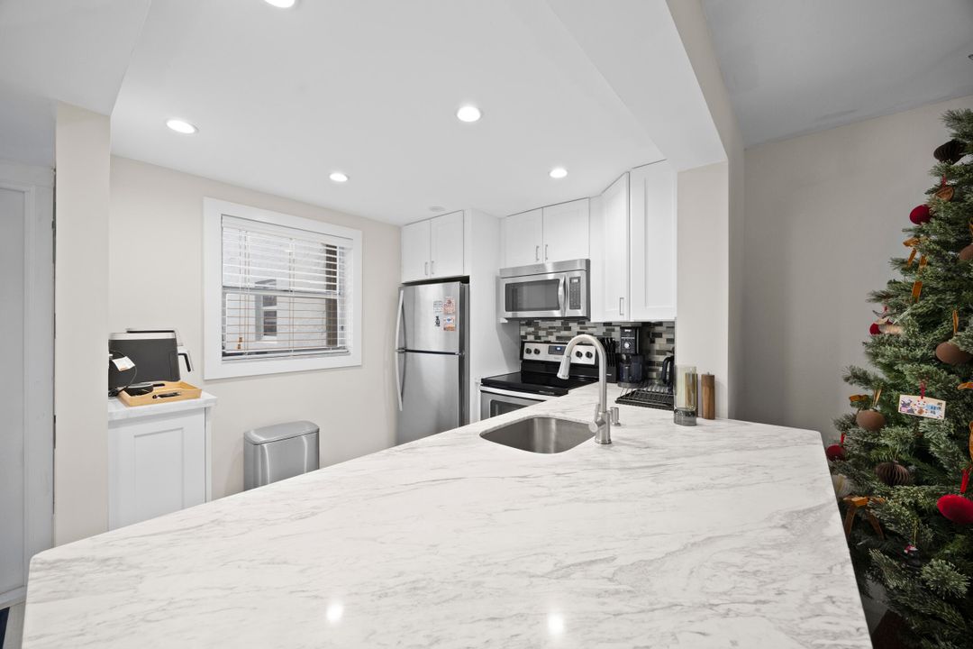 待售: $279,000 (1 贝兹, 1 浴室, 815 平方英尺)