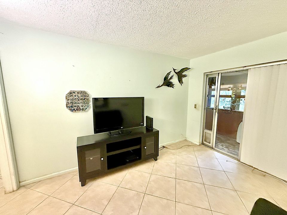 For Sale: $130,000 (2 beds, 1 baths, 820 Square Feet)