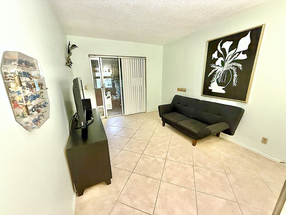 For Sale: $130,000 (2 beds, 1 baths, 820 Square Feet)