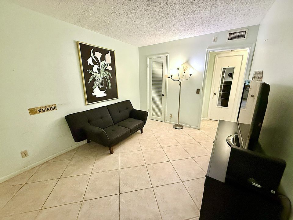 For Sale: $130,000 (2 beds, 1 baths, 820 Square Feet)