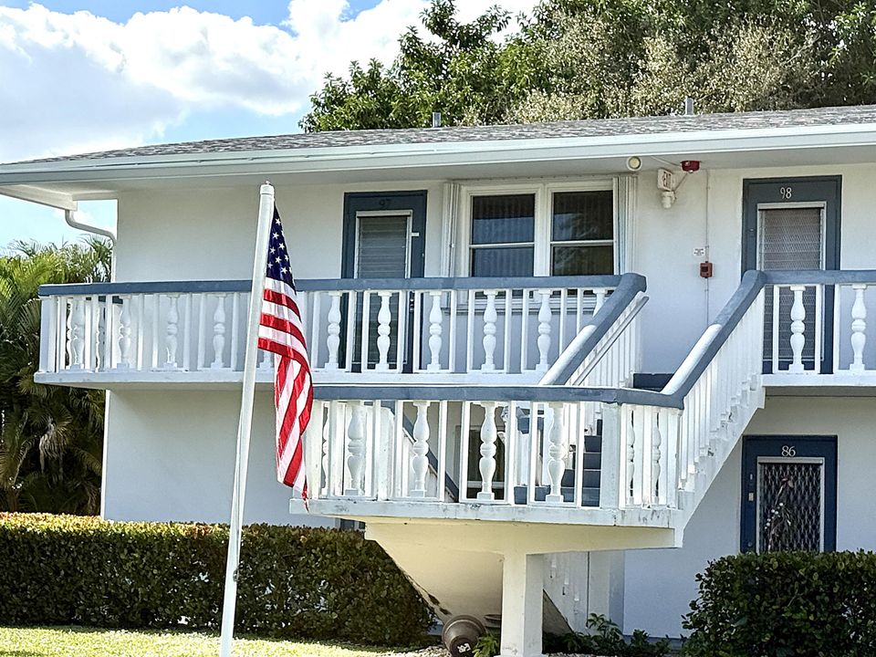 For Sale: $130,000 (2 beds, 1 baths, 820 Square Feet)