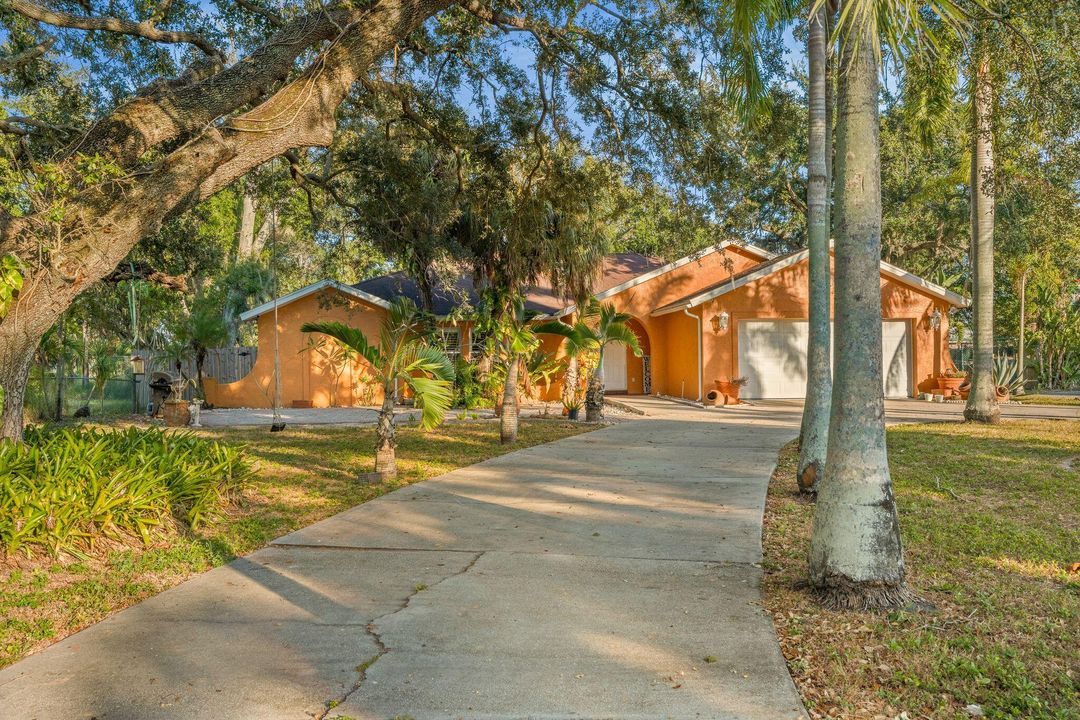 For Sale: $750,000 (5 beds, 3 baths, 2692 Square Feet)