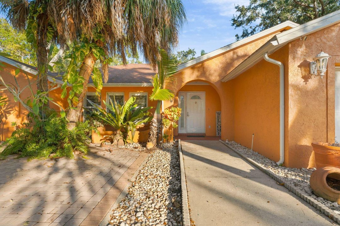 For Sale: $750,000 (5 beds, 3 baths, 2692 Square Feet)