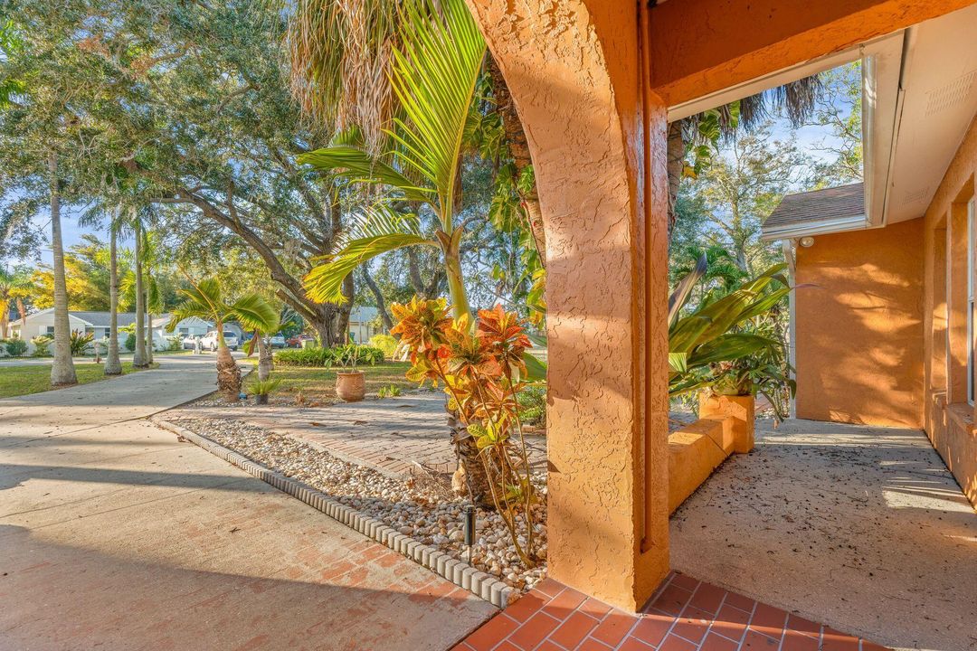 For Sale: $750,000 (5 beds, 3 baths, 2692 Square Feet)