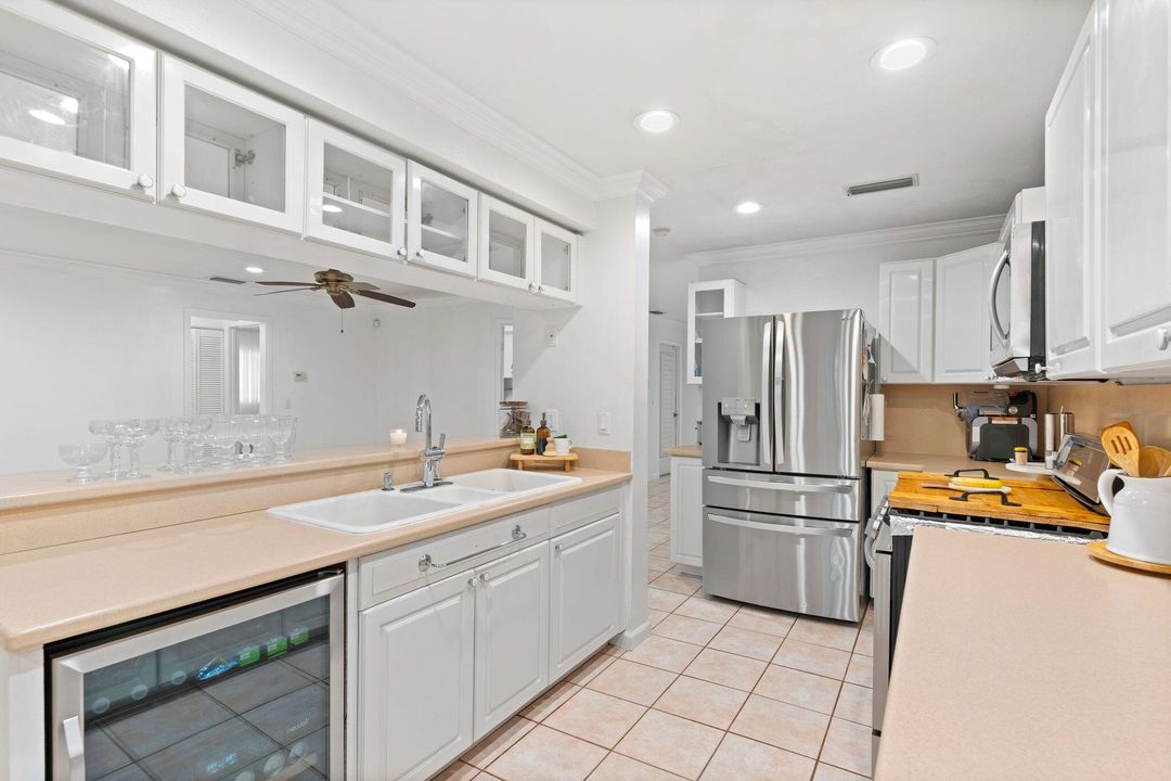 For Sale: $750,000 (5 beds, 3 baths, 2692 Square Feet)