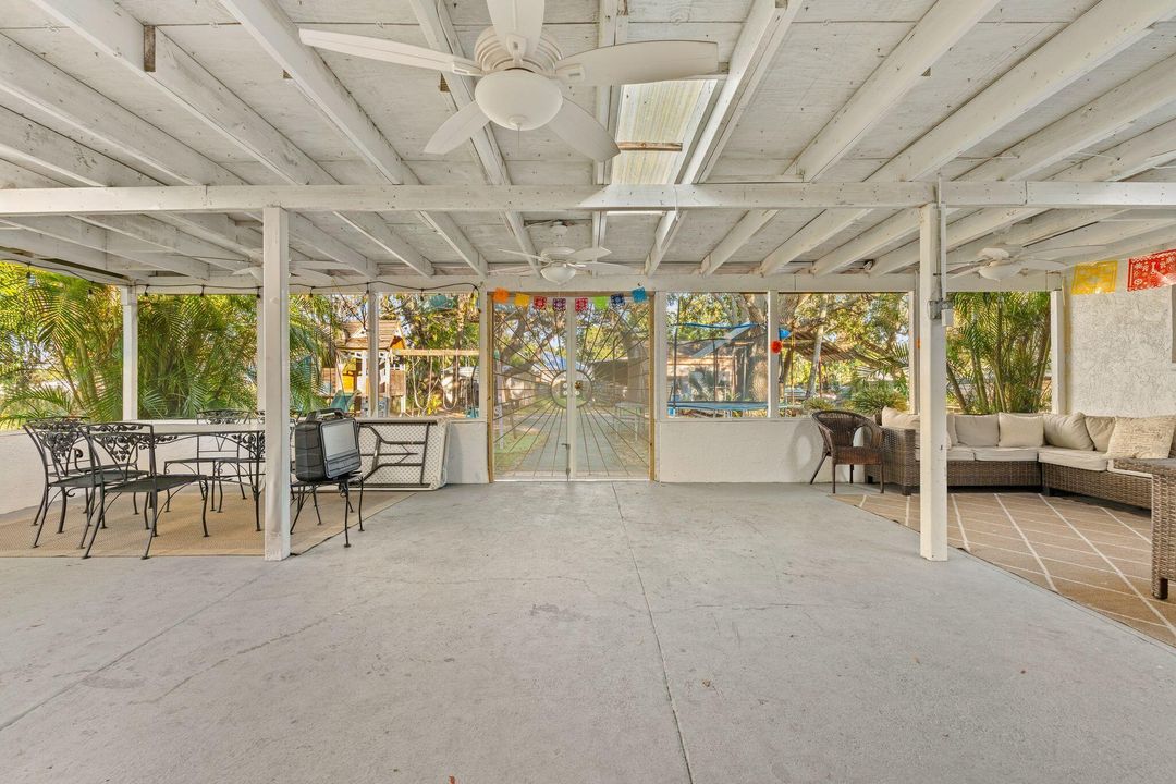 For Sale: $750,000 (5 beds, 3 baths, 2692 Square Feet)