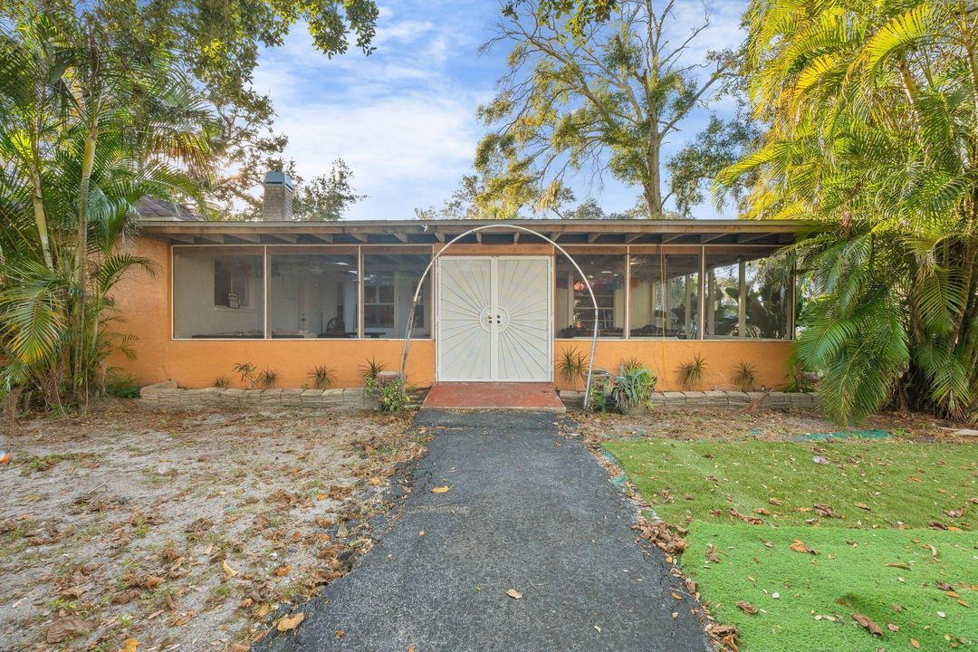 For Sale: $750,000 (5 beds, 3 baths, 2692 Square Feet)