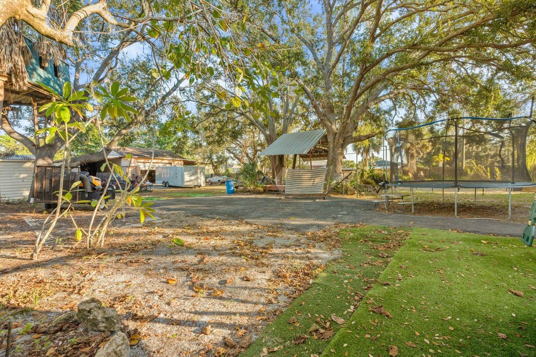 For Sale: $750,000 (5 beds, 3 baths, 2692 Square Feet)