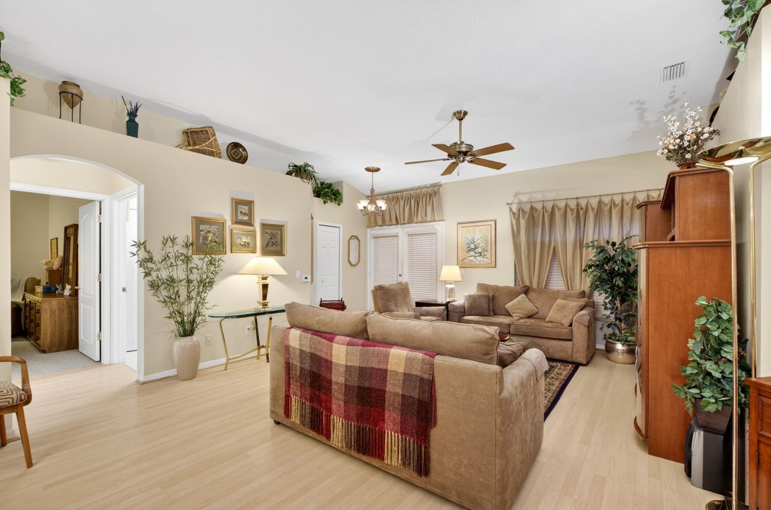 待售: $250,000 (2 贝兹, 2 浴室, 1464 平方英尺)