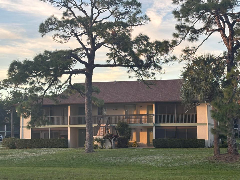 For Sale: $249,000 (2 beds, 2 baths, 860 Square Feet)