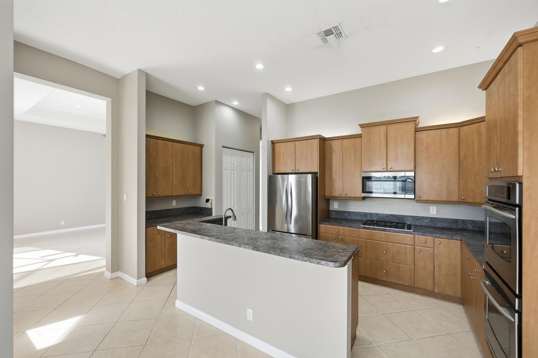 待售: $489,500 (3 贝兹, 3 浴室, 2498 平方英尺)