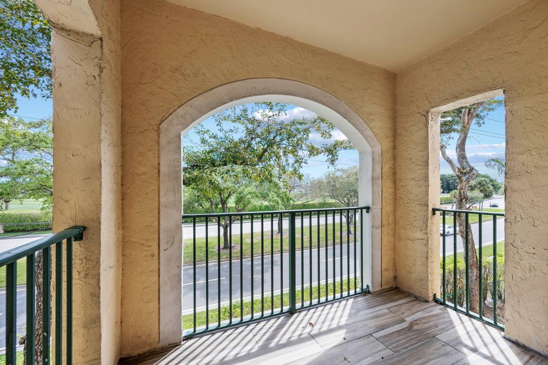 На продажу: $215,000 (2 спален, 1 ванн, 914 Квадратных фут)