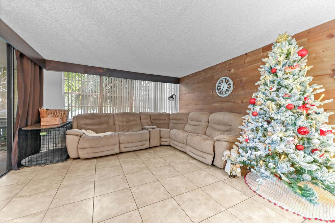 For Sale: $239,000 (2 beds, 2 baths, 1040 Square Feet)