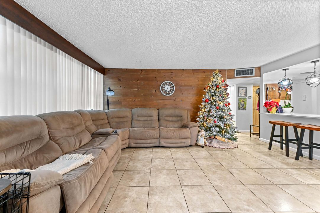 For Sale: $239,000 (2 beds, 2 baths, 1040 Square Feet)