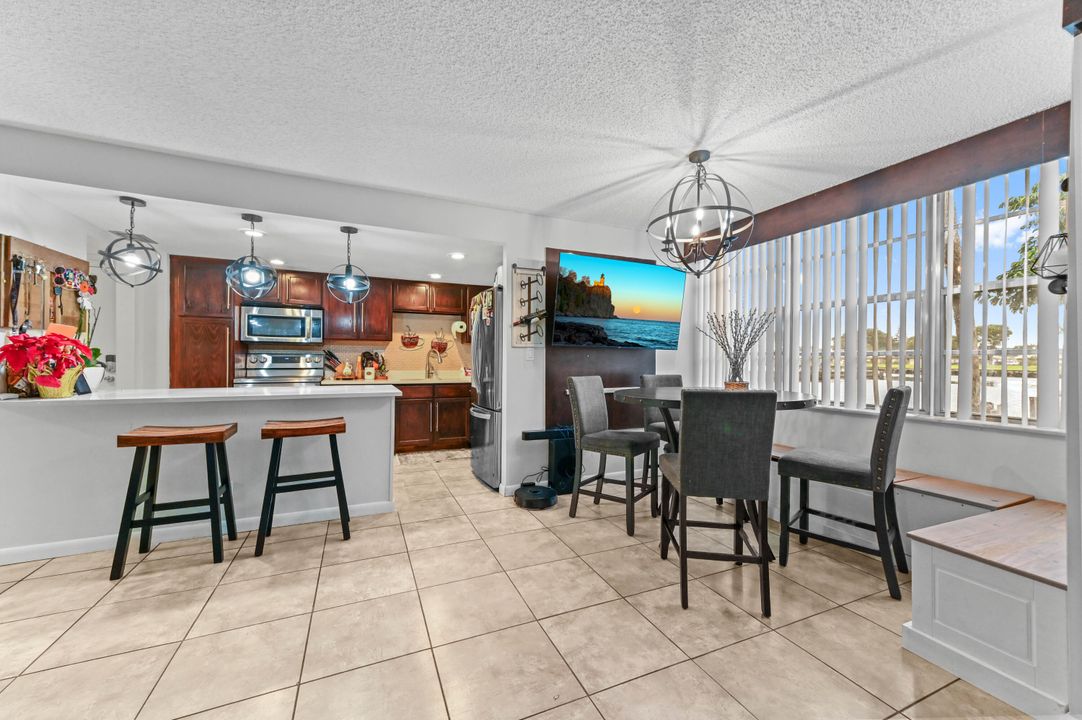 For Sale: $239,000 (2 beds, 2 baths, 1040 Square Feet)