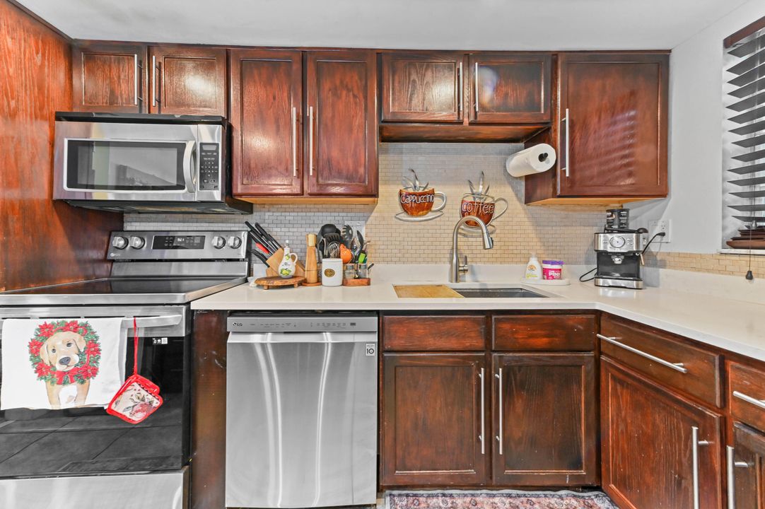 For Sale: $239,000 (2 beds, 2 baths, 1040 Square Feet)