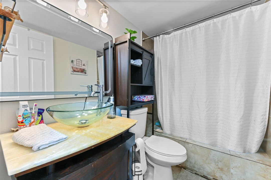 For Sale: $239,000 (2 beds, 2 baths, 1040 Square Feet)