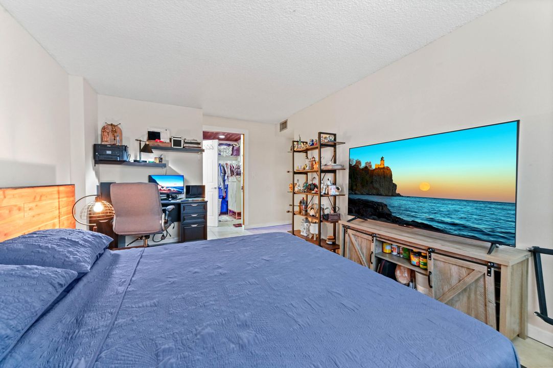 For Sale: $239,000 (2 beds, 2 baths, 1040 Square Feet)