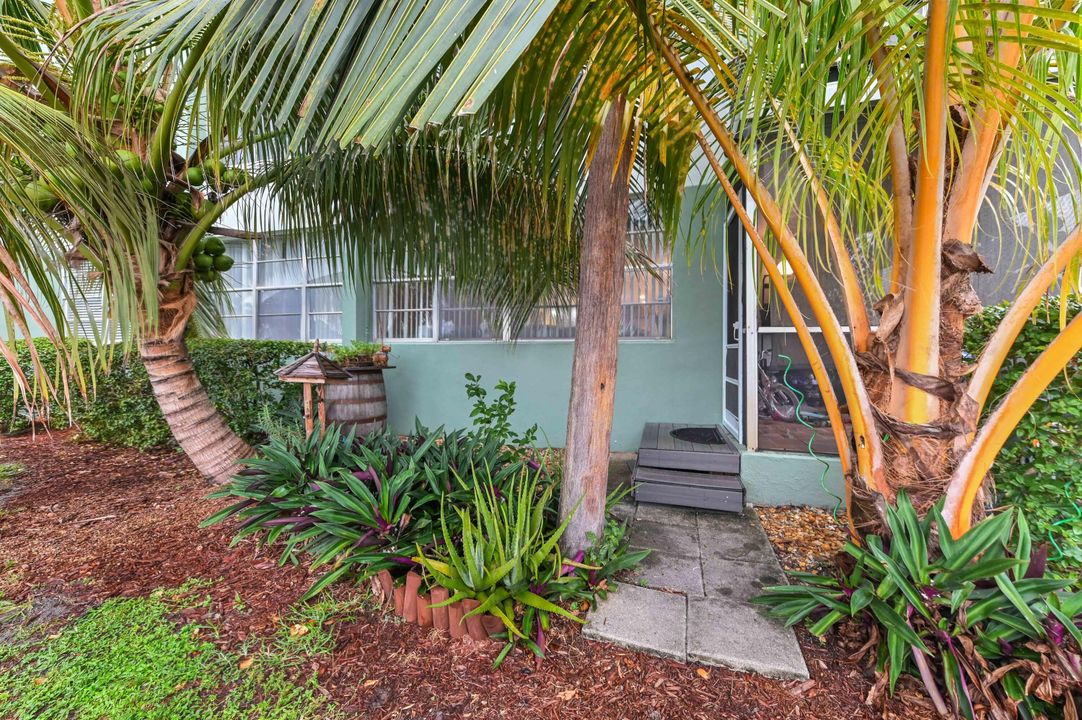 For Sale: $239,000 (2 beds, 2 baths, 1040 Square Feet)