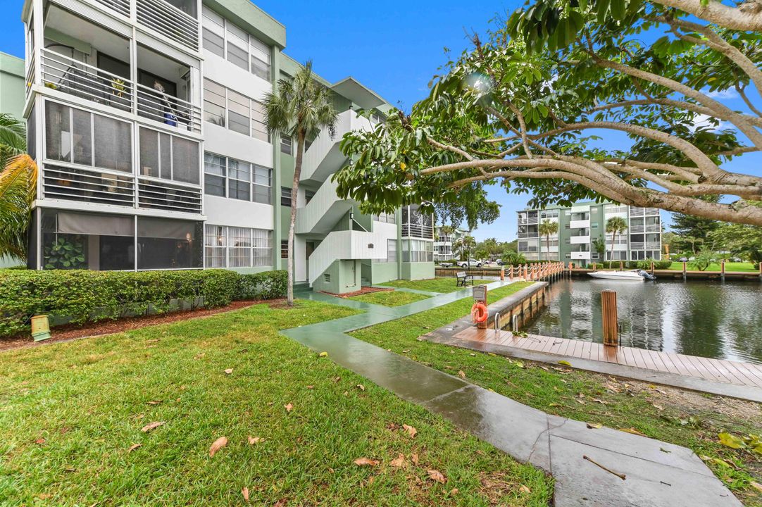 For Sale: $239,000 (2 beds, 2 baths, 1040 Square Feet)