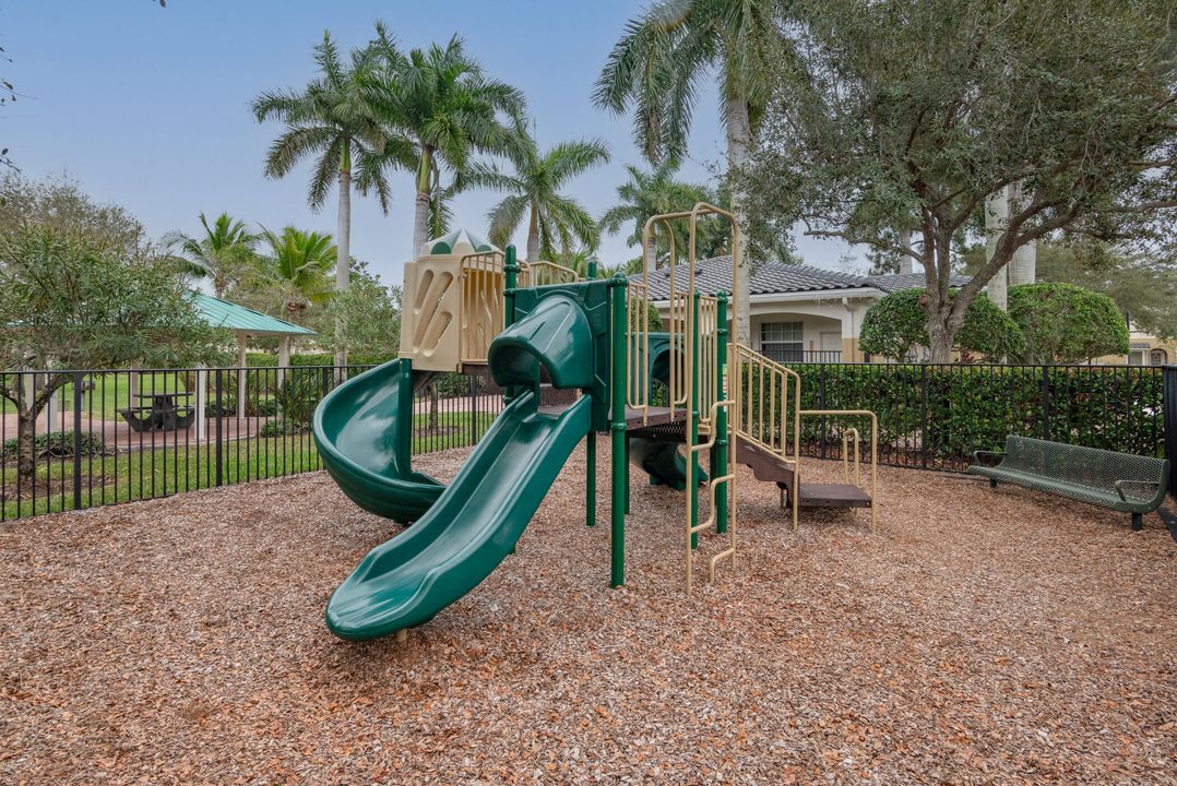 На продажу: $294,900 (3 спален, 2 ванн, 1442 Квадратных фут)