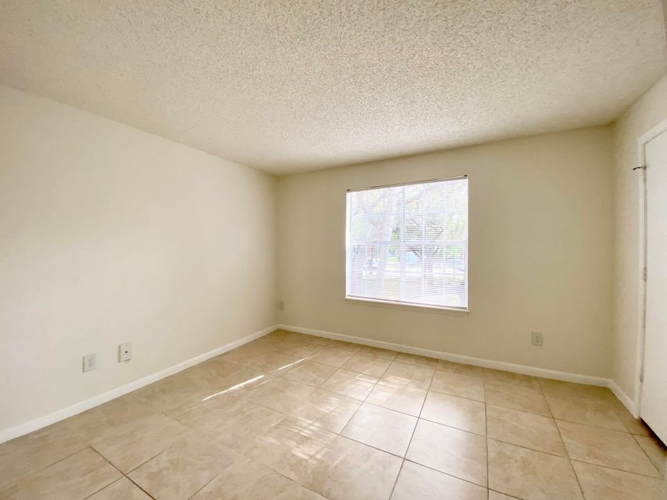 出租: $2,400 (2 贝兹, 2 浴室, 948 平方英尺)