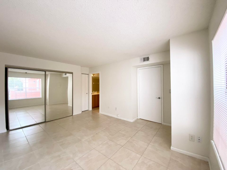 出租: $2,400 (2 贝兹, 2 浴室, 948 平方英尺)