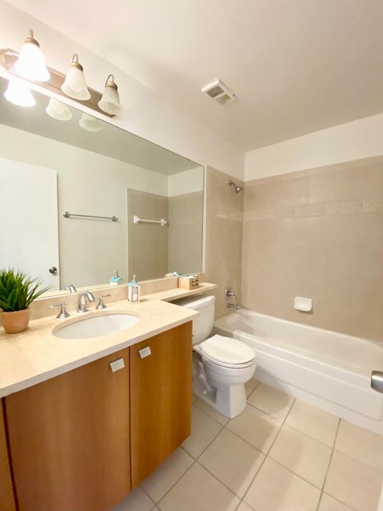 出租: $2,400 (2 贝兹, 2 浴室, 948 平方英尺)