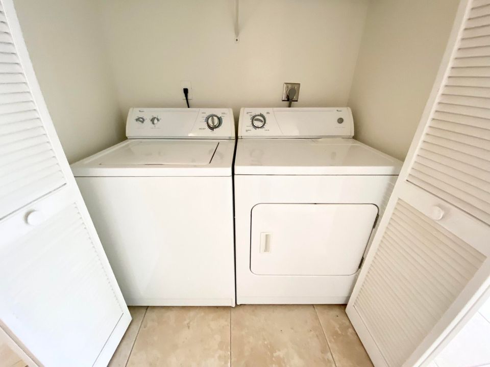 出租: $2,400 (2 贝兹, 2 浴室, 948 平方英尺)