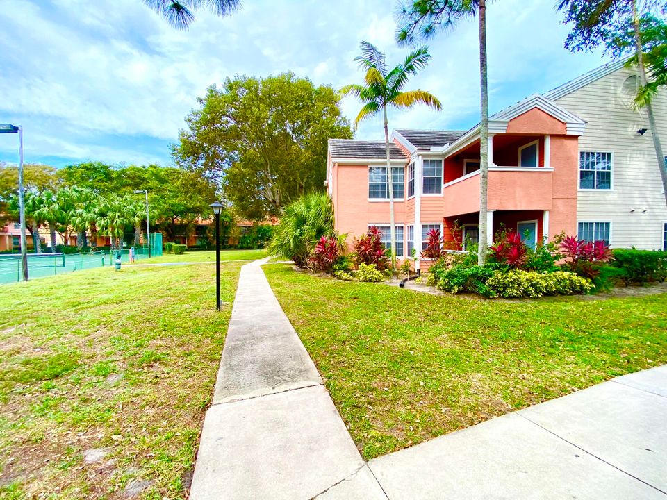 出租: $2,400 (2 贝兹, 2 浴室, 948 平方英尺)