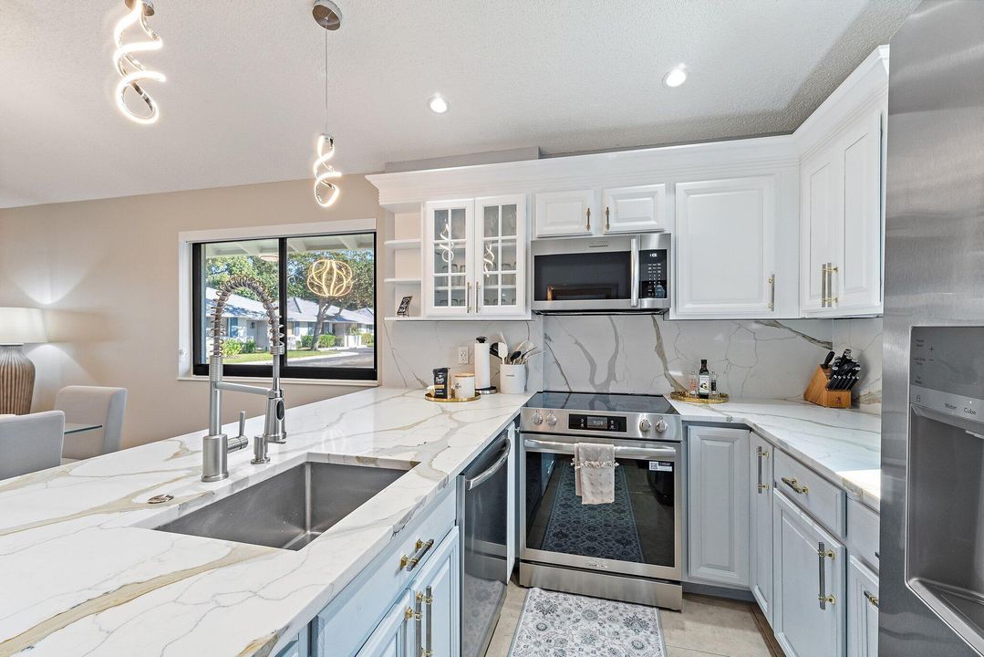 待售: $549,999 (2 贝兹, 2 浴室, 1135 平方英尺)