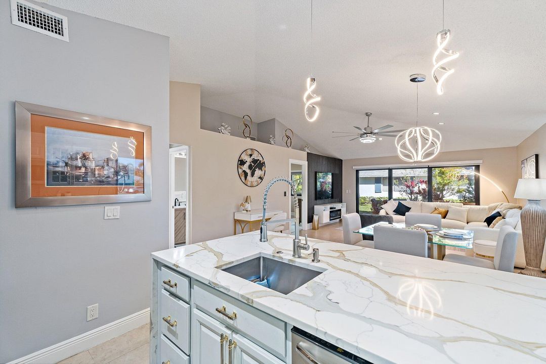 待售: $549,999 (2 贝兹, 2 浴室, 1135 平方英尺)