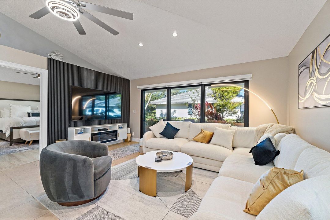 待售: $549,999 (2 贝兹, 2 浴室, 1135 平方英尺)