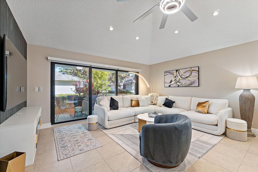 待售: $549,999 (2 贝兹, 2 浴室, 1135 平方英尺)