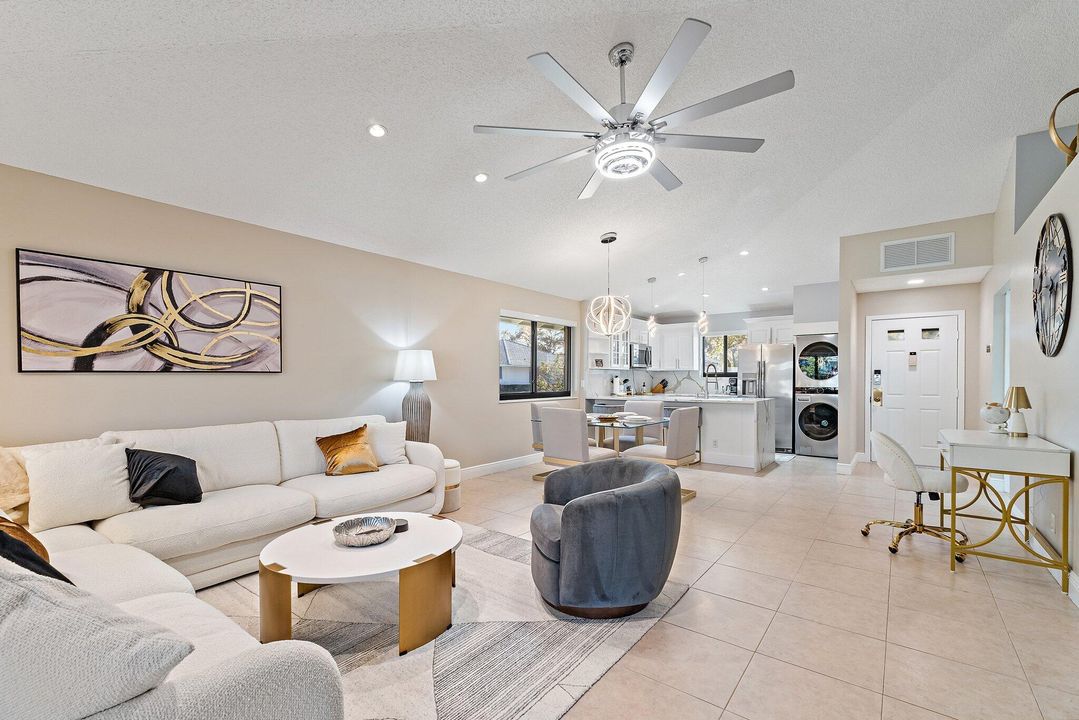 待售: $549,999 (2 贝兹, 2 浴室, 1135 平方英尺)