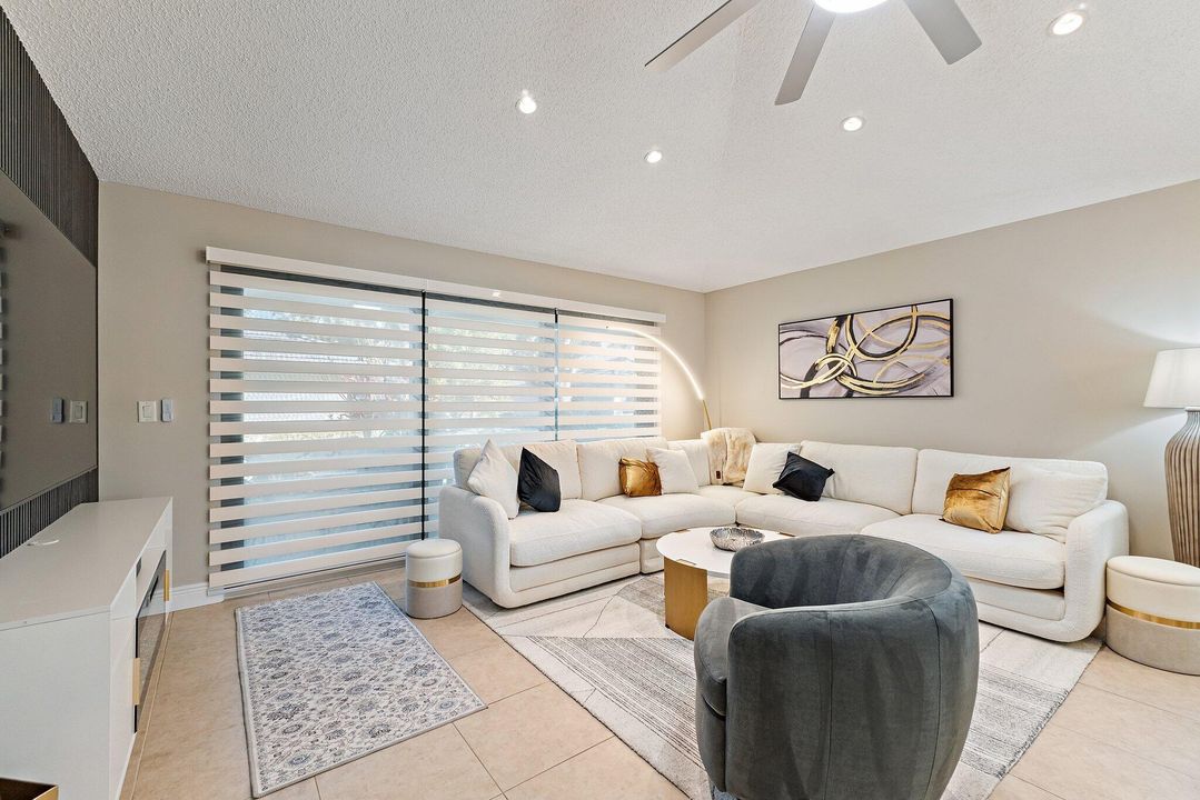 待售: $549,999 (2 贝兹, 2 浴室, 1135 平方英尺)