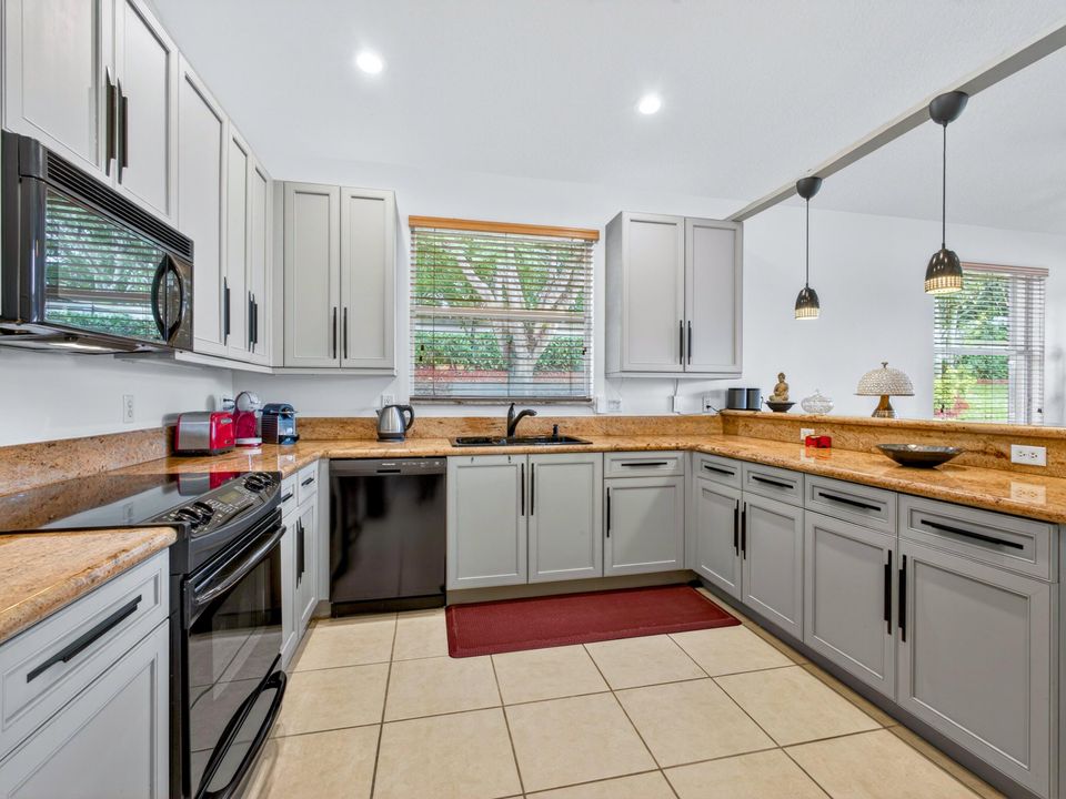 For Sale: $535,000 (2 beds, 2 baths, 1884 Square Feet)