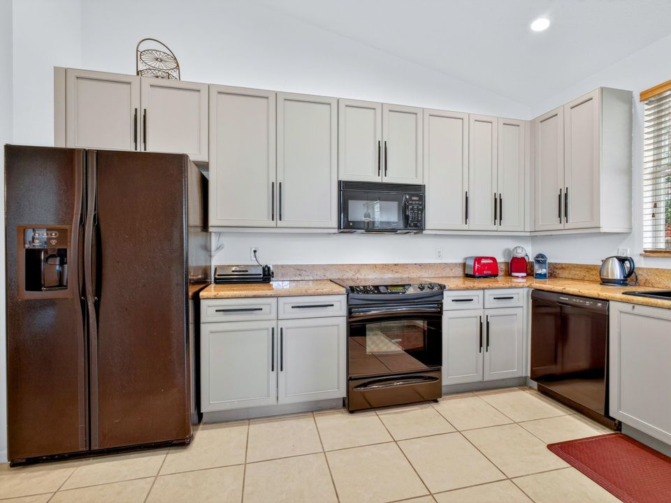 For Sale: $535,000 (2 beds, 2 baths, 1884 Square Feet)
