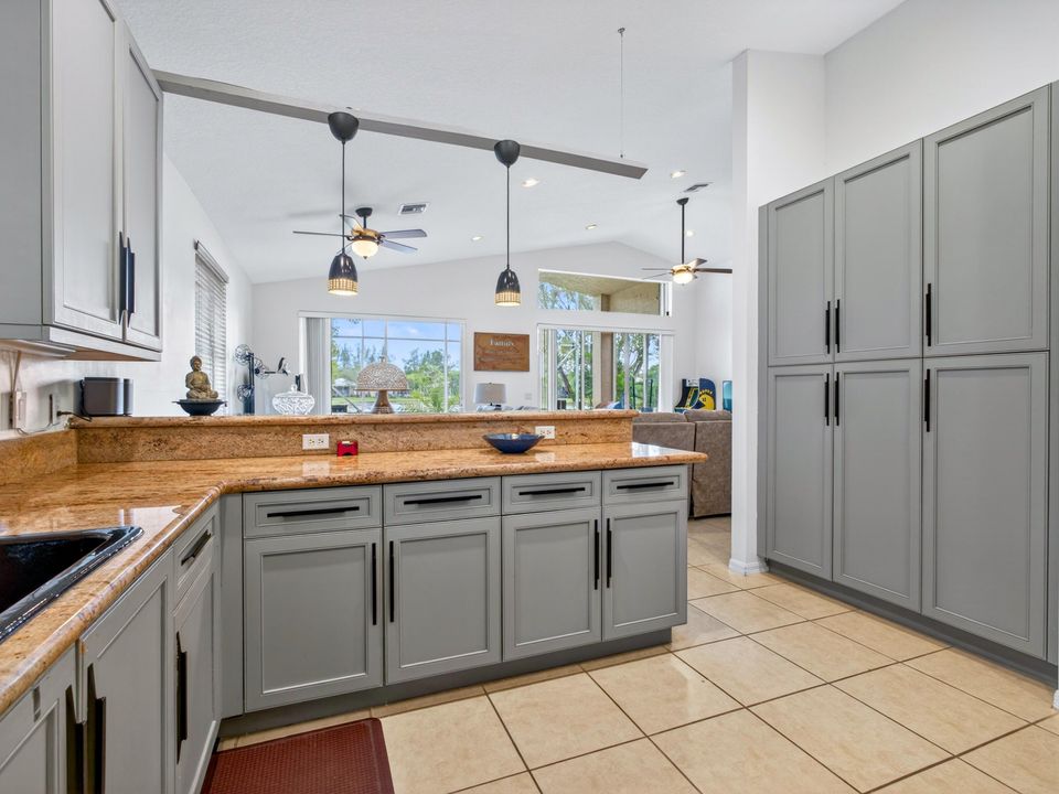 For Sale: $535,000 (2 beds, 2 baths, 1884 Square Feet)