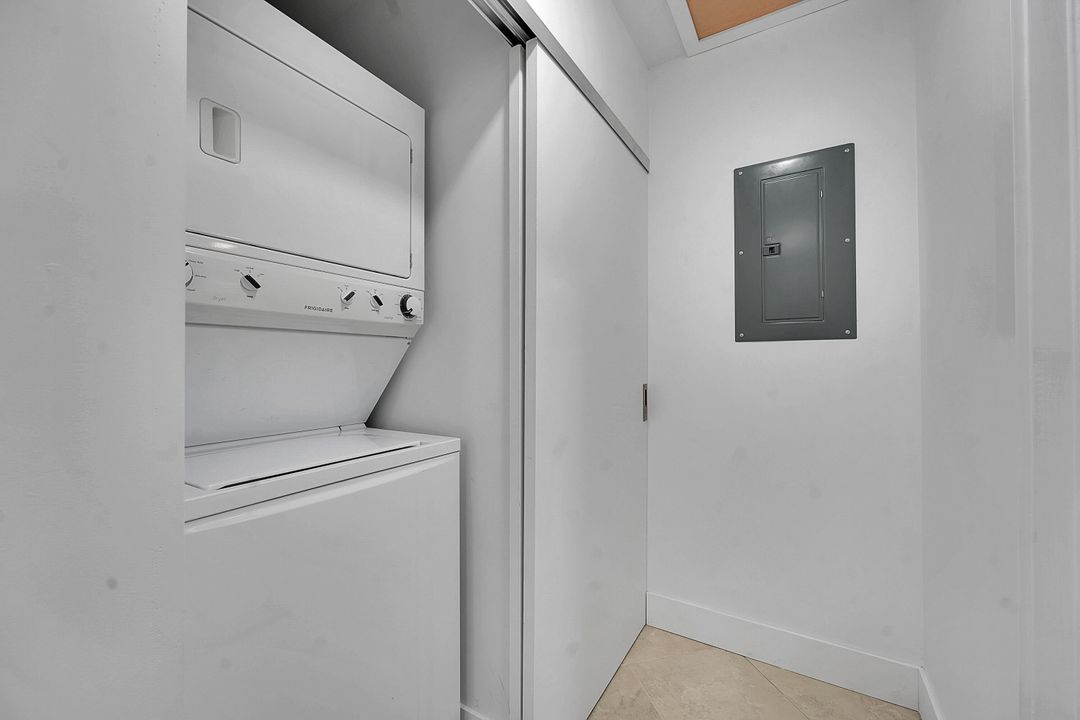 待售: $98,000 (1 贝兹, 1 浴室, 612 平方英尺)